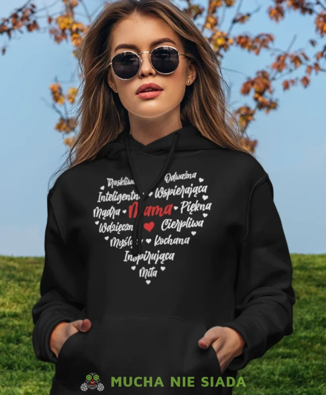 Mama troskliwa odważna, czarna bluza z kapturem dla mamy, prezent dla mamy, bluzy na dzień matki, bluzy z kapturem dla mamy, personalizowana bluza dla mamy, oryginalne bluzy na dzień matki, mucha nie siada.webp