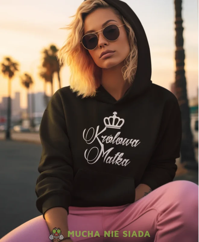 Królowa Matka, czarna bluza z kapturem dla mamy, prezent dla mamy, bluzy na dzień matki, bluzy z kapturem dla mamy, personalizowana bluza dla mamy, oryginalne bluzy na dzień matki, mucha nie siada.webp