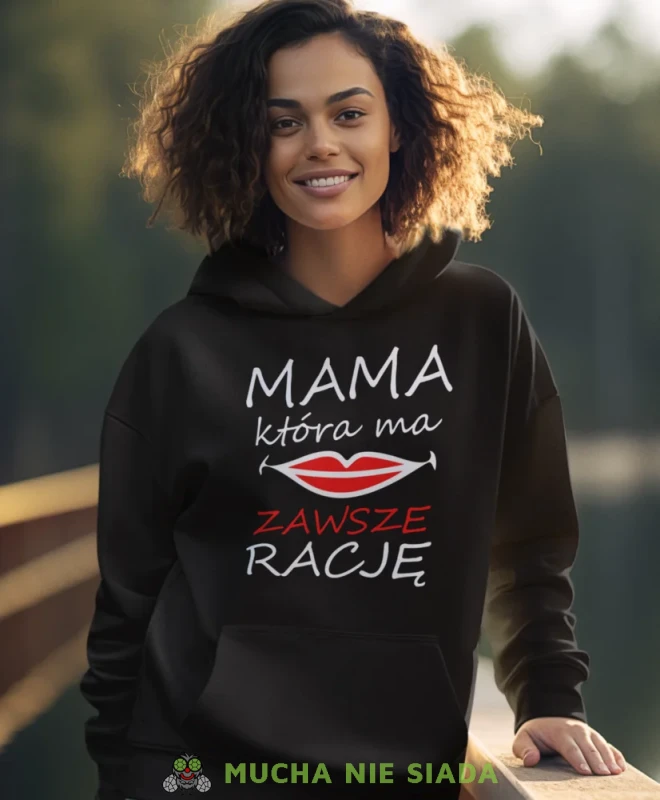 Mama która ma zawsze racje, czarna bluza z kapturem dla mamy, prezent dla mamy, bluzy na dzień matki, bluzy z kapturem dla mamy, personalizowana bluza dla mamy, oryginalne bluzy na dzień matki, mucha nie siada.webp