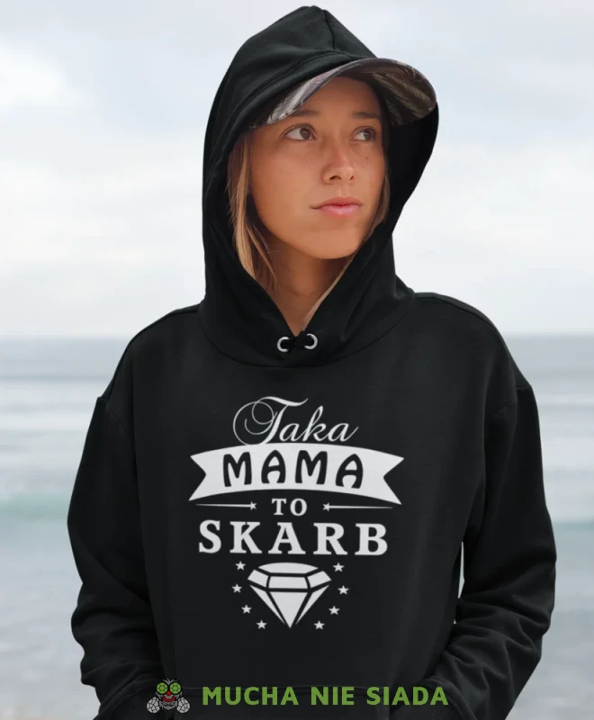 Taka mama to skarb, czarna bluza z kapturem dla mamy, prezent dla mamy, bluzy na dzień matki, bluzy z kapturem dla mamy, personalizowana bluza dla mamy, oryginalne bluzy na dzień matki, mucha nie siada.webp