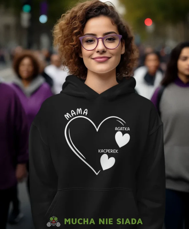Bluza z kapturem dla mamy z imionami dzieci serca, czarna bluza z kapturem dla mamy, prezent dla mamy, bluzy na dzień matki, bluzy z kapturem dla mamy, personalizowana bluza dla mamy, oryginalne bluzy na dzień mat.webp