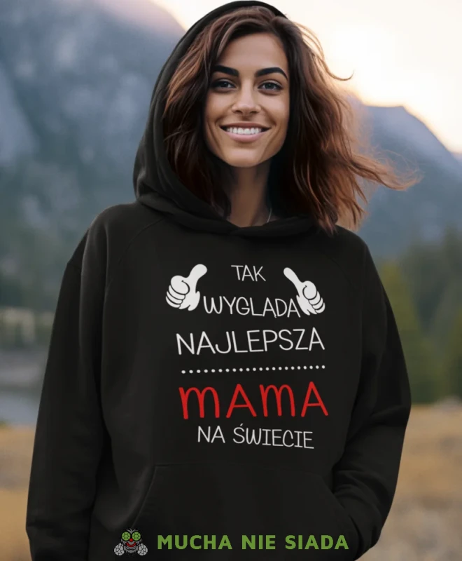 Tak wygląda najlepsza mama na świecie, czarna bluza z kapturem dla mamy, prezent dla mamy, bluzy na dzień matki, bluzy z kapturem dla mamy, personalizowana bluza dla mamy, oryginalne bluzy na dzień matki, mucha ni.webp