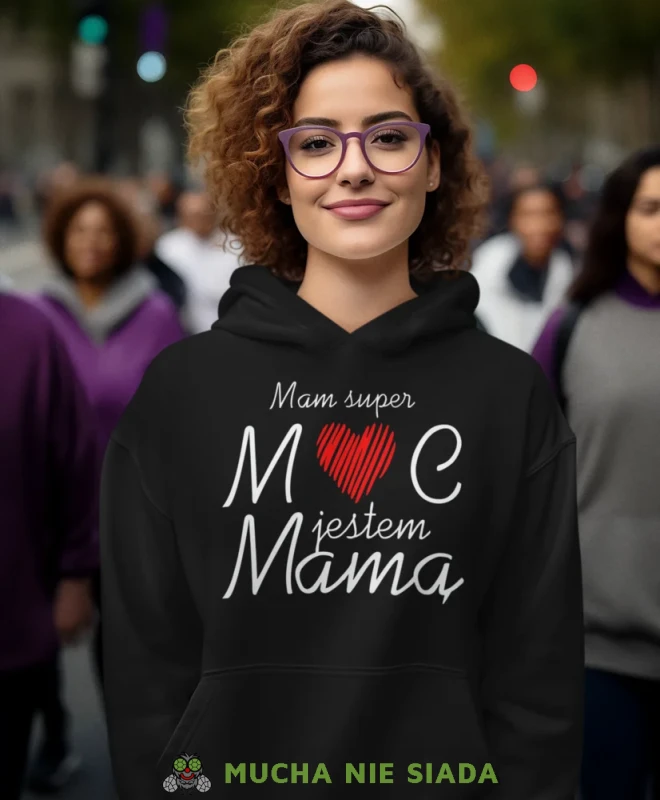 Mam super moc jestem mamą, czarna bluza z kapturem dla mamy, prezent dla mamy, bluzy na dzień matki, bluzy z kapturem dla mamy, personalizowana bluza dla mamy, oryginalne bluzy na dzień matki, mucha nie siada.webp