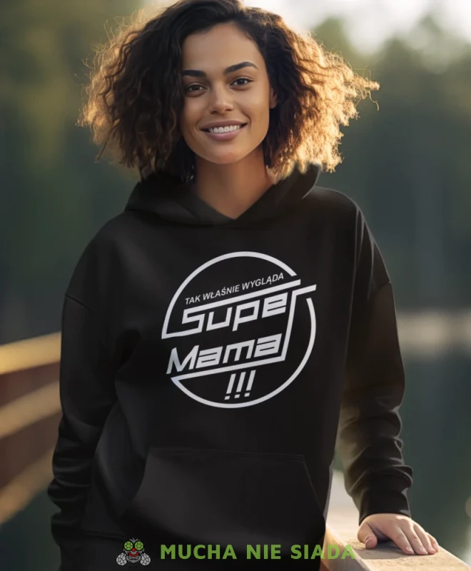 Tak właśnie wygląda super mama, czarna bluza z kapturem dla mamy, prezent dla mamy, bluzy na dzień matki, bluzy z kapturem dla mamy, personalizowana bluza dla mamy, oryginalne bluzy na dzień matki, mucha nie siada.webp