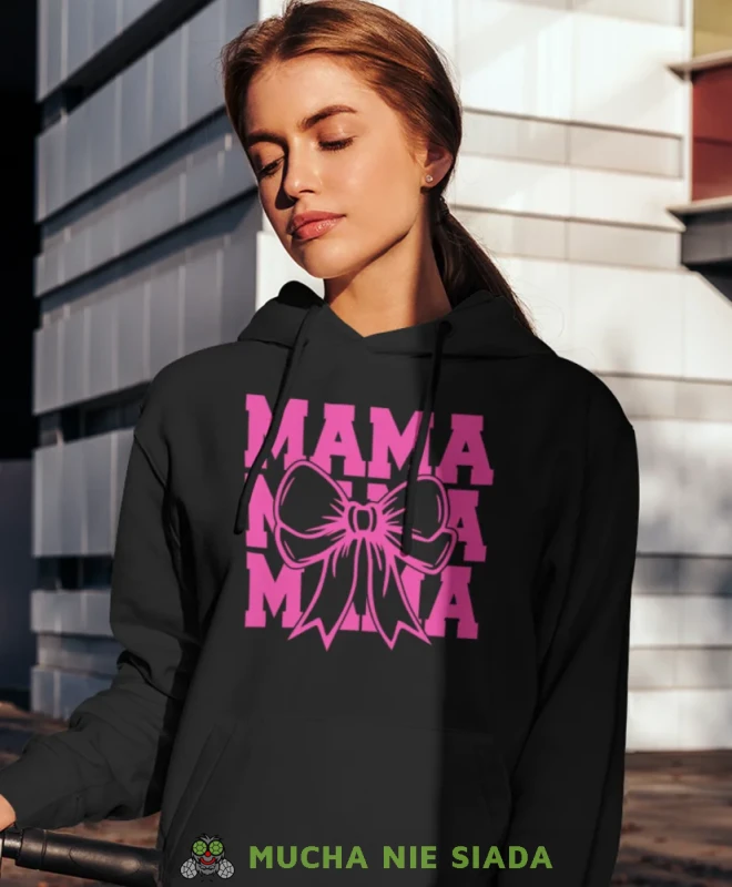 Mama kokarda, czarna bluza z kapturem dla mamy, prezent dla mamy, bluzy na dzień matki, bluzy z kapturem dla mamy, personalizowana bluza dla mamy, oryginalne bluzy na dzień matki, mucha nie siada.webp