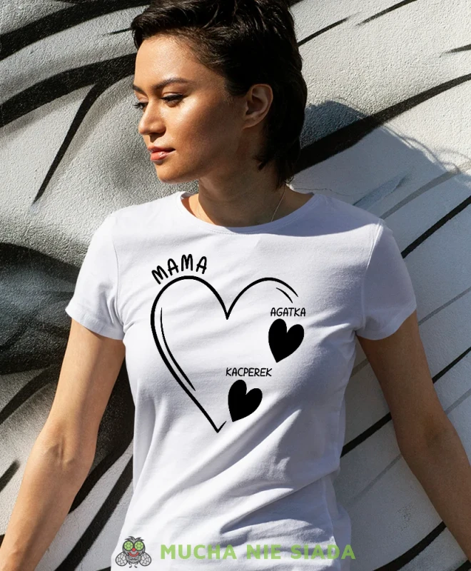 Koszulka dla mamy z imionami dzieci serce, bała koszulka dla mamy, prezent dla mamy, koszulki na dzień matki, koszulki z hasłem dla mamy, koszulka dla mamy, oryginalne koszulki na dzień matki, t-shirt dla mamy, mucha.webp