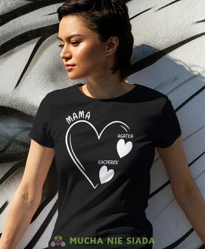 Koszulka dla mamy z imionami dzieci serce, czarna koszulka dla mamy, prezent dla mamy, koszulki na dzień matki, koszulki z hasłem dla mamy, personalizowana koszulka dla mamy, oryginalne koszulki na dzień matki, t-shi.webp
