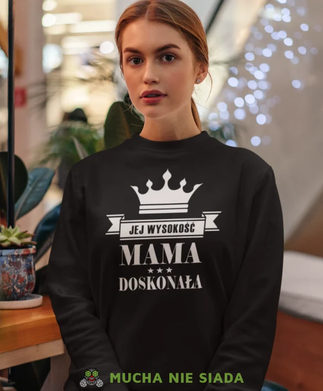 Jej wysokość mama doskonała, czarna bluza dla mamy, prezent dla mamy, bluzy na dzień matki, bluzy z hasłem dla mamy, personalizowana bluza dla mamy, oryginalne bluzy na dzień matki, mucha nie siada.webp