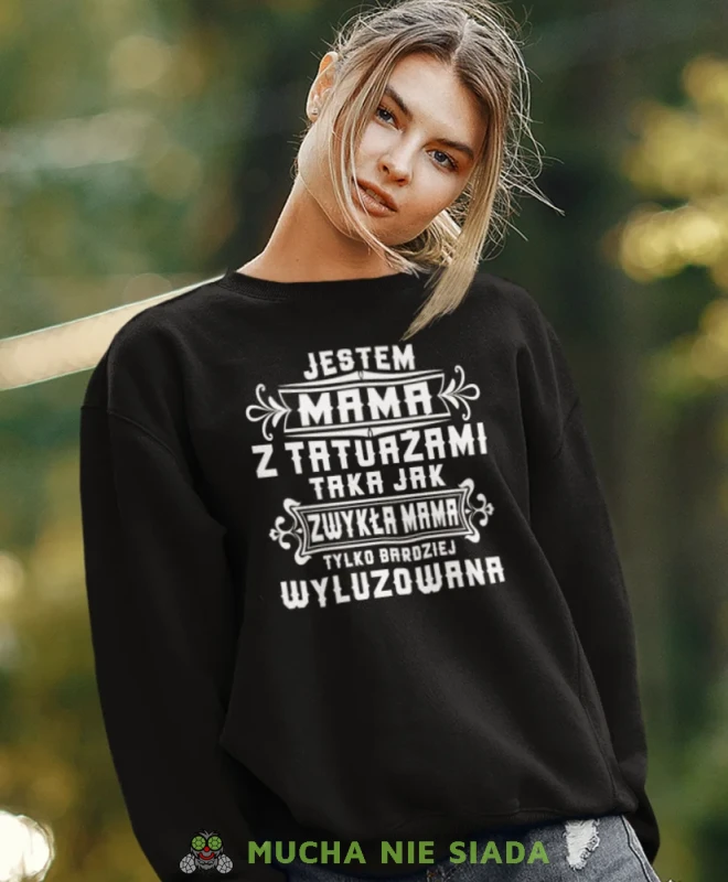 Jestem mamą z tatuażami, czarna bluza dla mamy, prezent dla mamy, bluzy na dzień matki, bluzy z hasłem dla mamy, personalizowana bluza dla mamy, oryginalne bluzy na dzień matki, mucha nie siada.webp