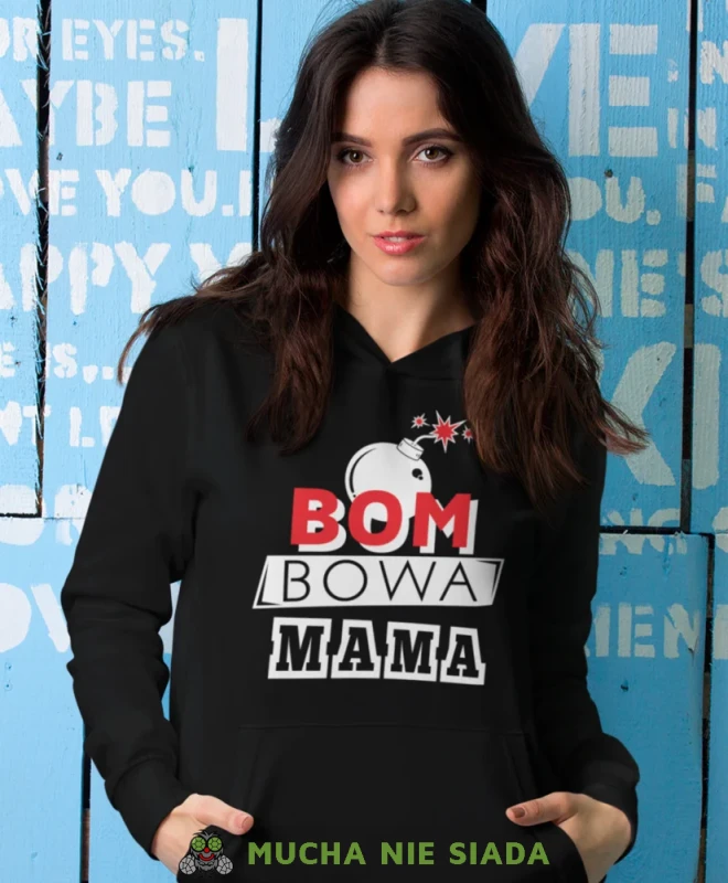 Bombowa mama, czarna bluza z kapturem dla mamy, prezent dla mamy, bluzy na dzień matki, bluzy z kapturem dla mamy, personalizowana bluza dla mamy, oryginalne bluzy na dzień matki, mucha nie siada.webp