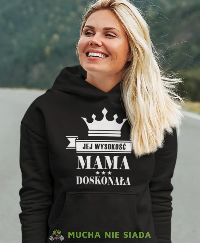Jej wysokość mama doskonała, czarna bluza z kapturem dla mamy, prezent dla mamy, bluzy na dzień matki, bluzy z kapturem dla mamy, personalizowana bluza dla mamy, oryginalne bluzy na dzień matki, mucha nie siada.webp