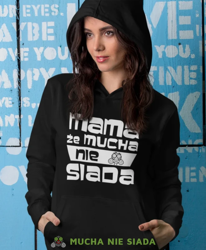 Mama że mucha nie siada, czarna bluza z kapturem dla mamy, prezent dla mamy, bluzy na dzień matki, bluzy z kapturem dla mamy, personalizowana bluza dla mamy, oryginalne bluzy na dzień matki, mucha nie siada.webp