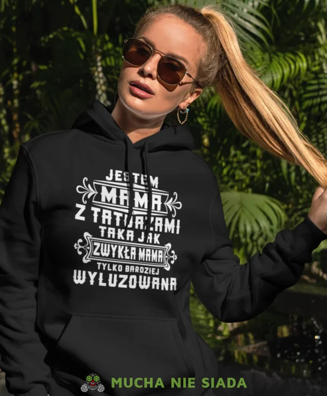 Jestem mamą z tatuażami, czarna bluza z kapturem dla mamy, prezent dla mamy, bluzy na dzień matki, bluzy z kapturem dla mamy, personalizowana bluza dla mamy, oryginalne bluzy na dzień matki, mucha nie siada.webp