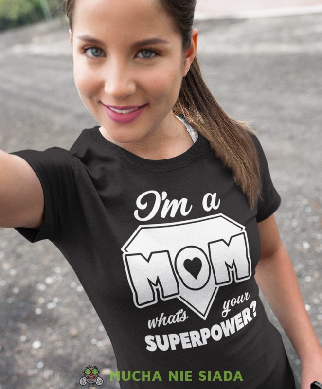 i'm a mom what's your superpower czarna koszulka.jpg
