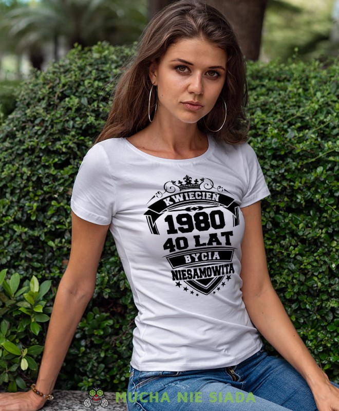 bycia niesamowitą biała koszulka urodzinowa na urodziny.jpg