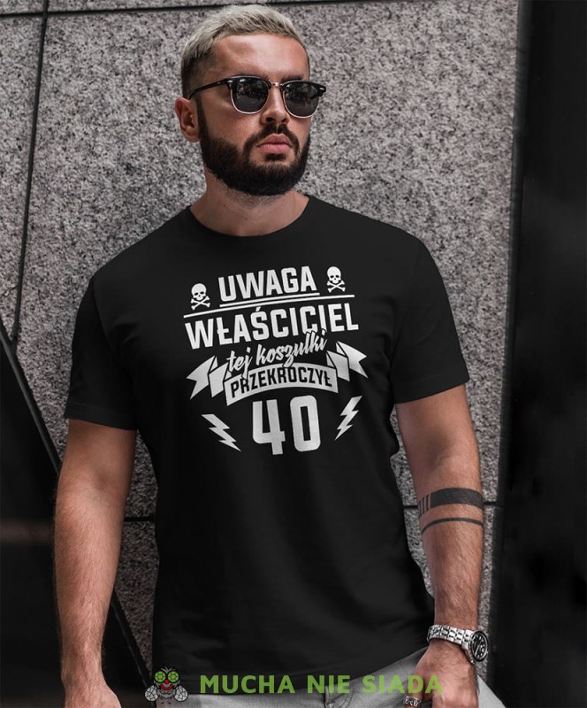 uwaga właściciel tej koszulki przekroczył... czarna męska koszulka urodzinowa z nadrukiem na urodziny.jpg