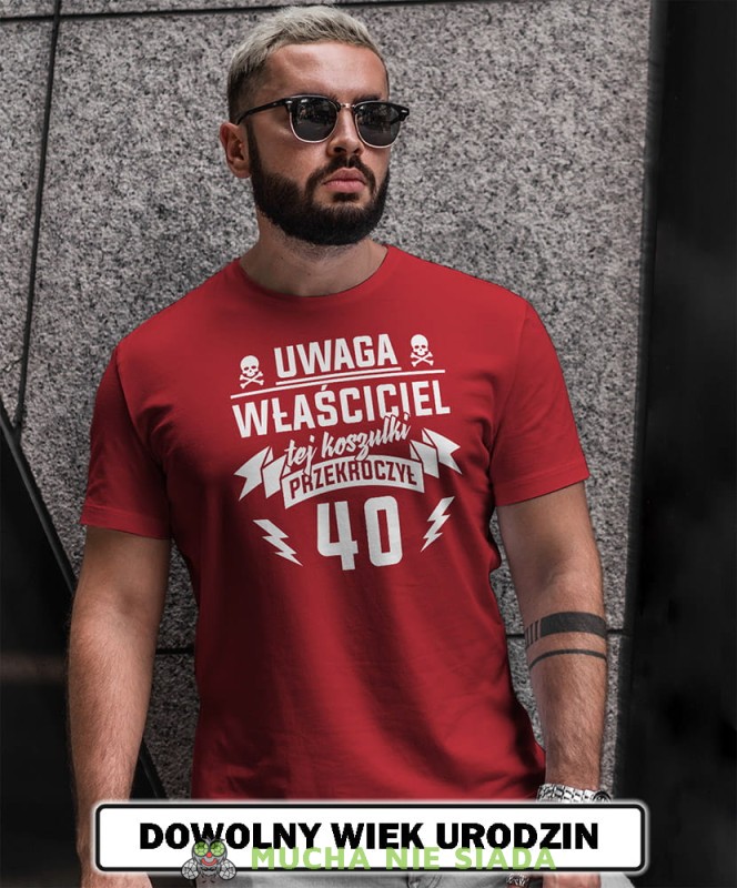 uwaga właściciel tej koszulki przekroczył... czerwona męska koszulka urodzinowa z nadrukiem na urodziny OPIS.jpg