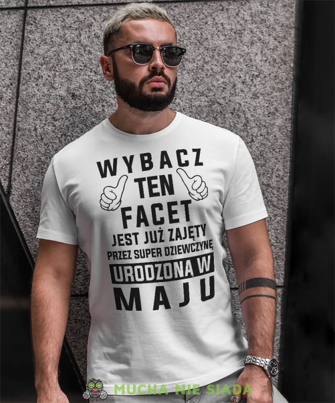 wybacz ten facet jest już zajęty przez super dziewczynę urodzoną w... biała męska koszulka urodzinowa z nadrukiem na urodziny.jpg