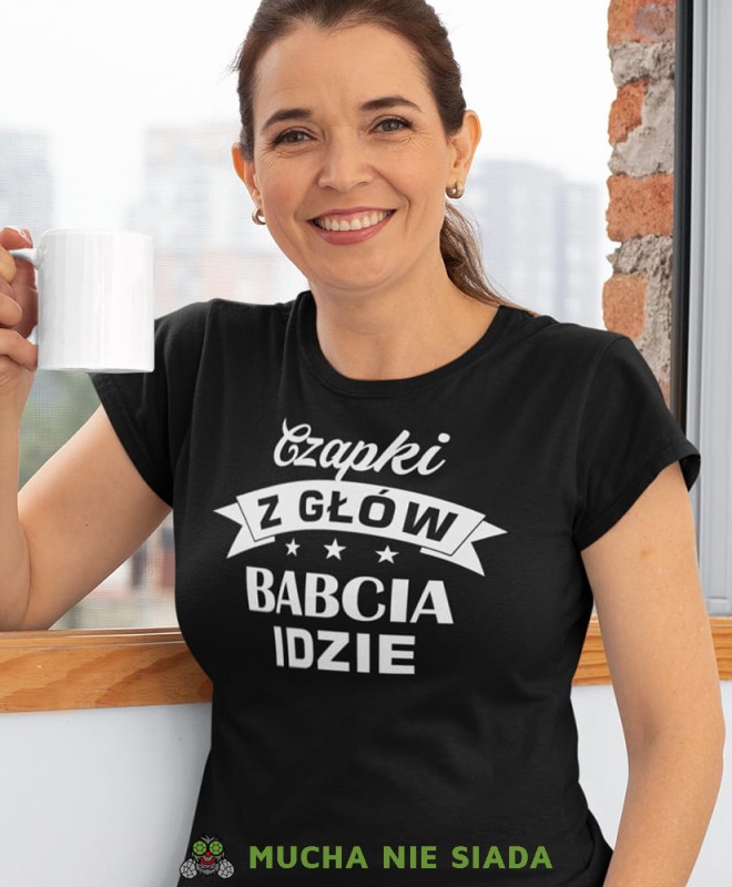 czapki z głów babcia idzie czarna damska koszulka dla babci z nadrukiem babcia.jpg