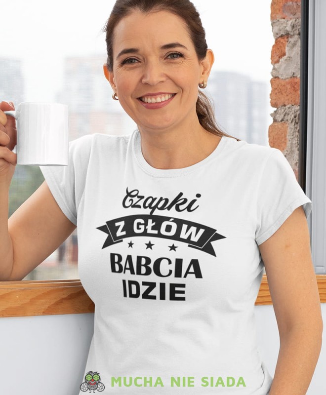 czapki z głów babcia idzie biała damska koszulka dla babci z nadrukiem babcia.jpg