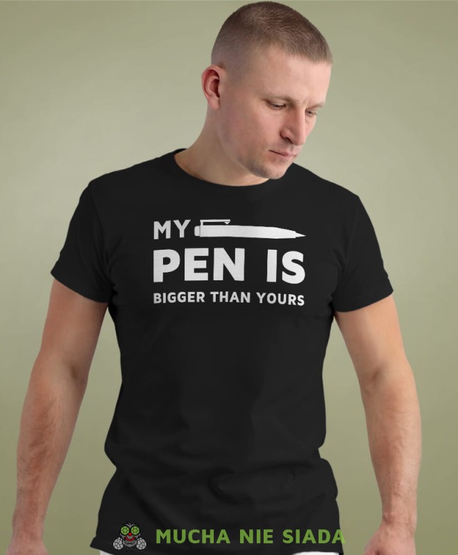 my pen is bigger than yours czarna męska koszulka z nadrukiem na co dzień, na prezent, fajna koszulka dla chłopaka.jpg