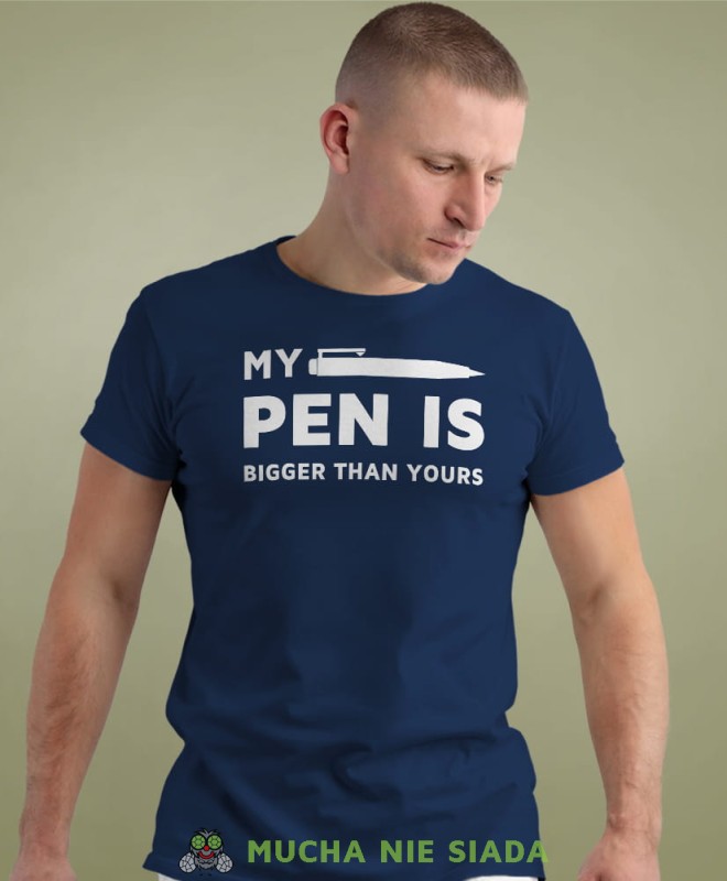 my pen is bigger than yours granatowa męska koszulka z nadrukiem na co dzień, na prezent, fajna koszulka dla chłopaka.jpg