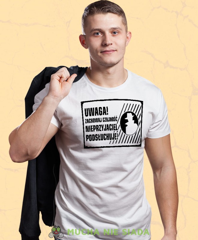 uwaga zachowaj czujność nieprzyjaciel podsłuchuje biała męska koszulka z nadrukiem na co dzień, na prezent, fajna koszulka.jpg