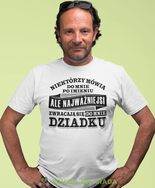 niektórzy mówią do mnie po imieniu ale najważniejsi zwracają się do mnie dziadku biała koszulka męska dla dziadka, na urodziny, na dzień dziadka, na prezent.jpg
