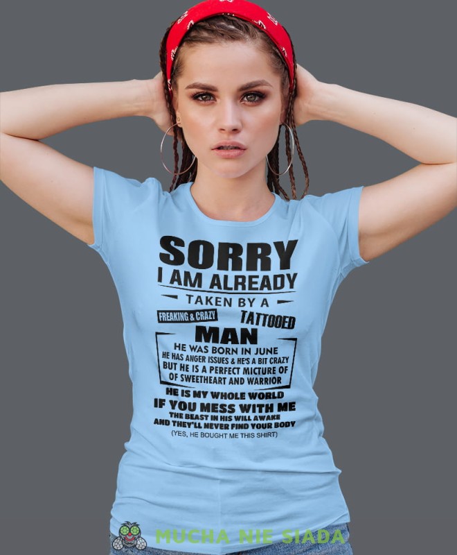 sorry i am already by a crazy man jasnoniebieska damska koszulka dla żony z nadrukiem na prezent na urodziny.jpg