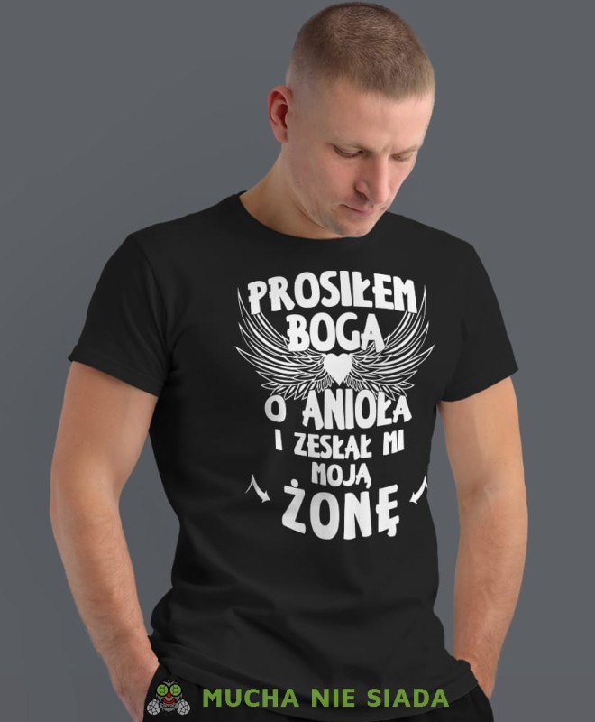 prosiłam Boga o anioła i zesłał mi moją żonę czarna męska koszulka z nadrukiem dla męża, na co dzień, na prezent, fajna koszulka.jpg
