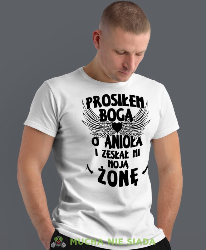 prosiłam Boga o anioła i zesłał mi moją żonę biała męska koszulka z nadrukiem dla męża, na co dzień, na prezent, fajna koszulka.jpg