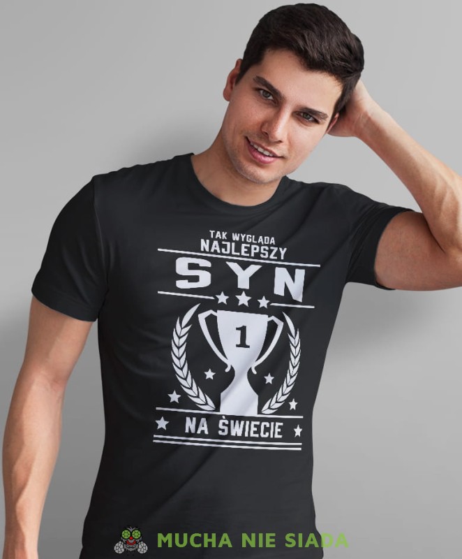 tak wygląda najlepszy syn na świecie, puchar, czarna męska koszulka dla syna, koszulka z nadrukiem, na prezent, na urodziny.jpg