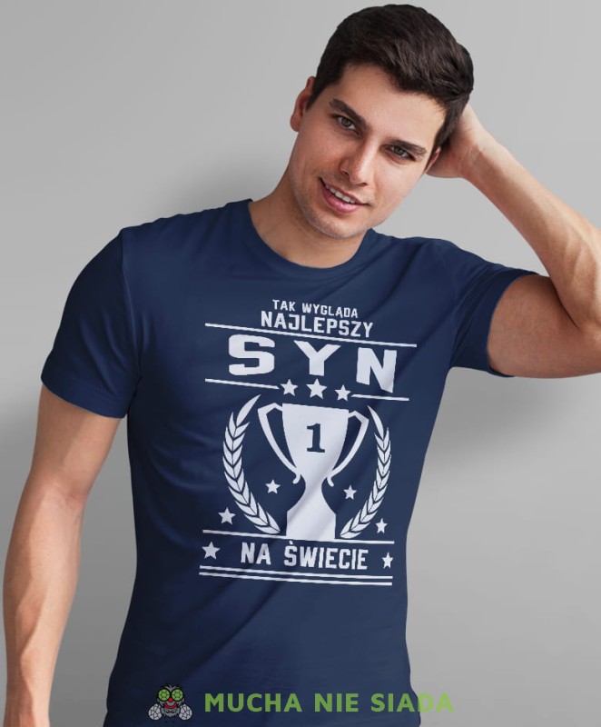 tak wygląda najlepszy syn na świecie, puchar, granatowa męska koszulka dla syna, koszulka z nadrukiem, na prezent, na urodziny.jpg