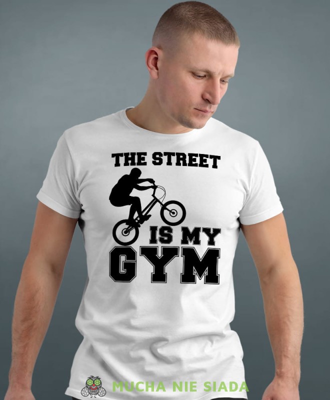 the street is my gym, biała męska koszulka rowerowa z nadrukiem, na rower, na co dzień, na prezent, fajna koszulka dla chłopaka, rower, rowerzysta.jpg