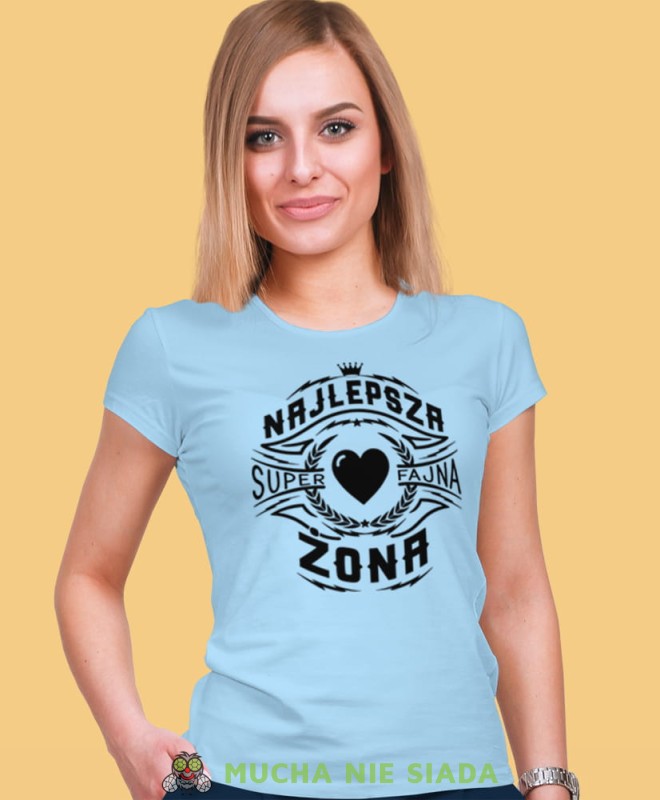 najlepsza super fajna żona, jasnoniebieska damska koszulka z nadrukiem, dla żony, na prezent, na urodziny, fajna koszulka, mucha nie siada.jpg