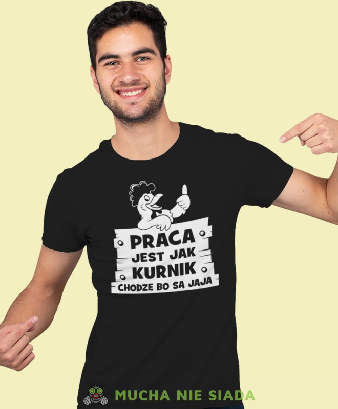 praca jest jak kurnik chodzę bo są jaja, czarna męska koszulka z nadrukiem na co dzień, na prezent, fajna koszulka.jpg