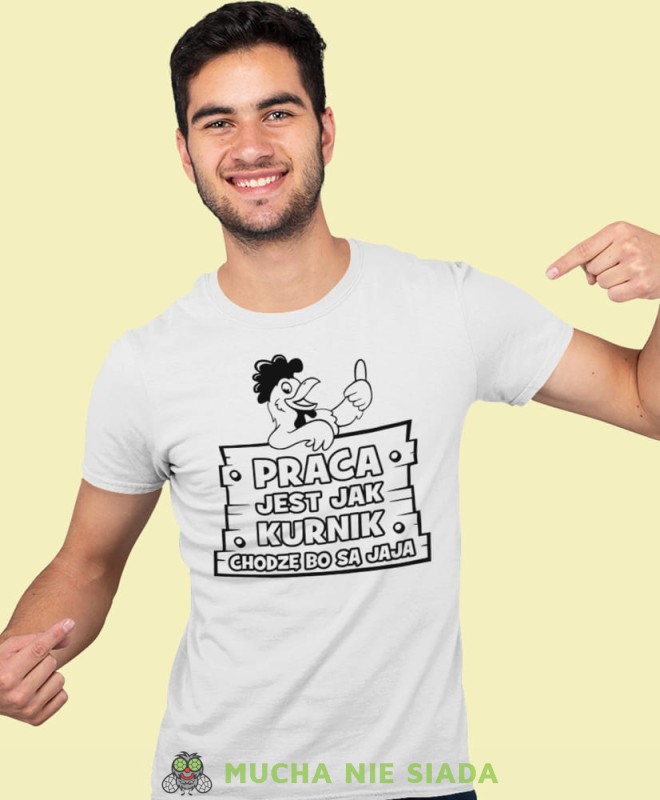 praca jest jak kurnik chodzę bo są jaja, biała męska koszulka z nadrukiem na co dzień, na prezent, fajna koszulka.jpg