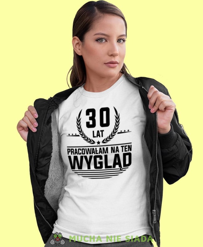 20, 30, 40,50,60,70 lat pracowałam na ten wygląd, biała damska koszulka urodzinowa z nadrukiem, na urodziny, na prezent, dla niej, mucha nie siada-min.jpg