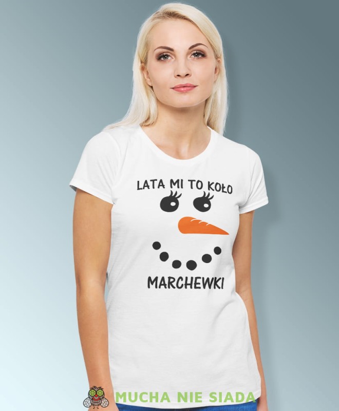 lata mi to koło marchewki, biała damska koszulka z nadrukiem na prezent, fajna koszulka, dla dziewczyny dla żony, wesołych świąt, bałwan koszulka świąteczna, mucha nie siada.jpg