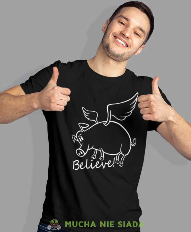 believe! latająca świnia, czarna męska koszulka z nadrukiem na co dzień, na prezent, fajna koszulka, dla chłopaka, dla męża, mucha nie siada.jpg