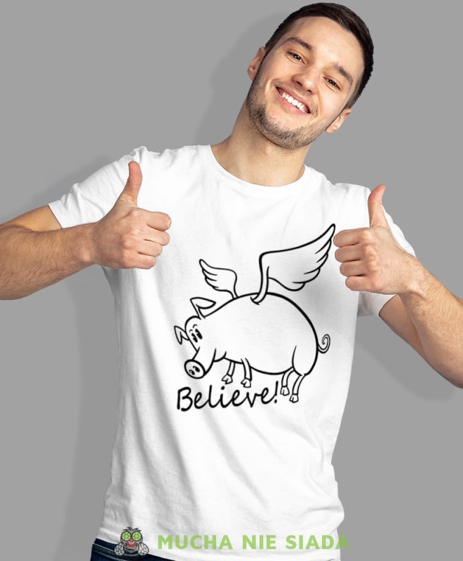 believe! latająca świnia, biała męska koszulka z nadrukiem na co dzień, na prezent, fajna koszulka, dla chłopaka, dla męża, mucha nie siada.jpg