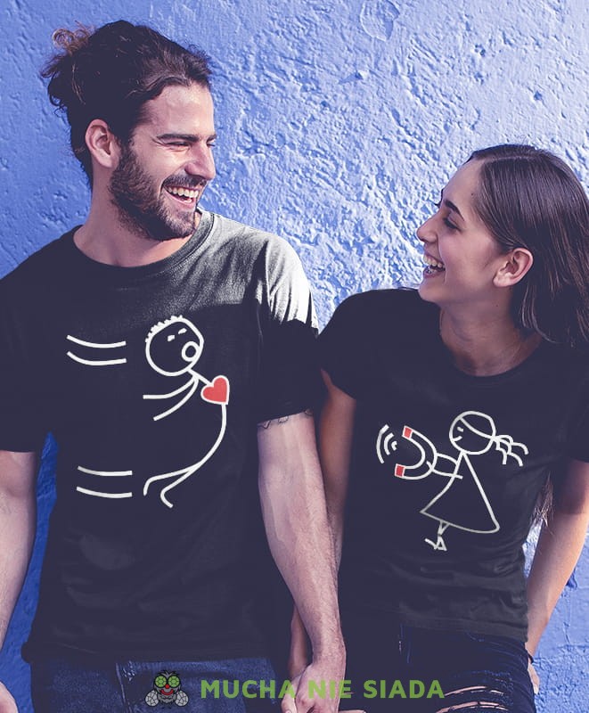 przyciągamy się jak magnes, czarne koszulki dla par, dla męża, dla żony, walentynki, fajne koszulki, t-shirty dla par, dla chłopaka, dla dziewczyny, prezent dla narzeczonego, prezent dla narzeczonej, mucha nie siada.jpg