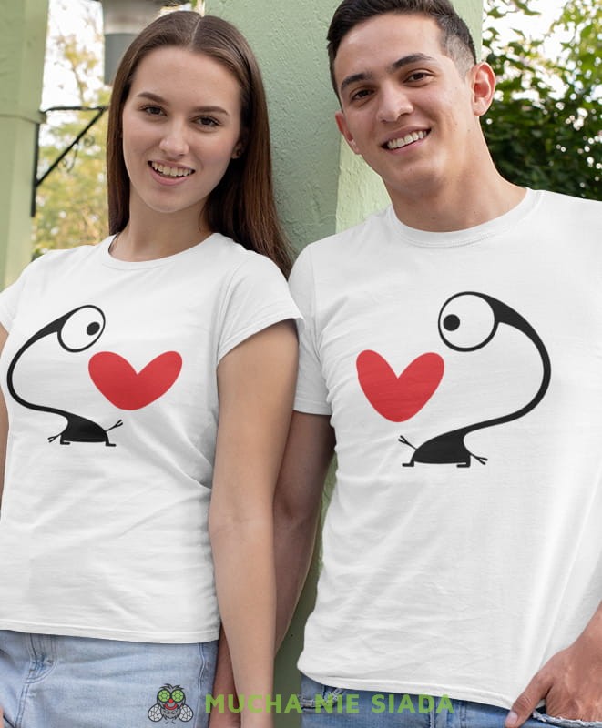 potworek śle serce, białe koszulki dla par, dla męża, dla żony, walentynki, fajne koszulki, t-shirty dla par, dla chłopaka, dla dziewczyny, prezent dla narzeczonego, prezent dla narzeczonej, mucha nie siada.jpg