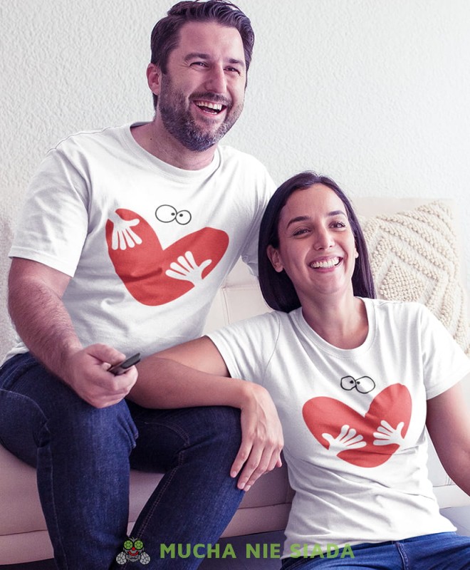przytulone serce, białe koszulki dla par, dla męża, dla żony, walentynki, fajne koszulki, t-shirty dla par, dla chłopaka, dla dziewczyny, prezent dla narzeczonego, prezent dla narzeczonej, mucha nie siada.jpg