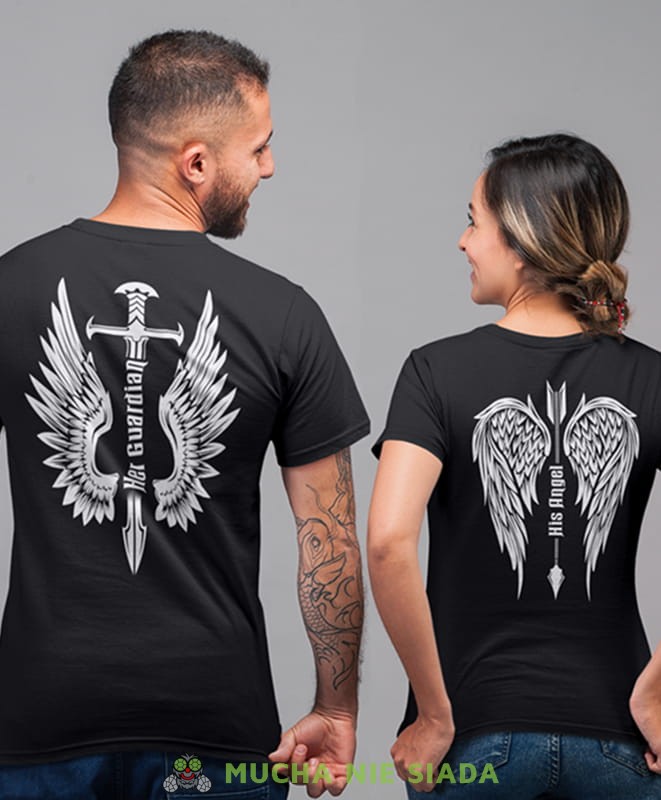 her guardian his angel, czarne koszulki dla par, dla męża, dla żony, walentynki, fajne koszulki, t-shirty dla par, dla chłopaka, dla dziewczyny, prezent dla narzeczonego, prezent dla narzeczonej, mucha nie siada.jpg