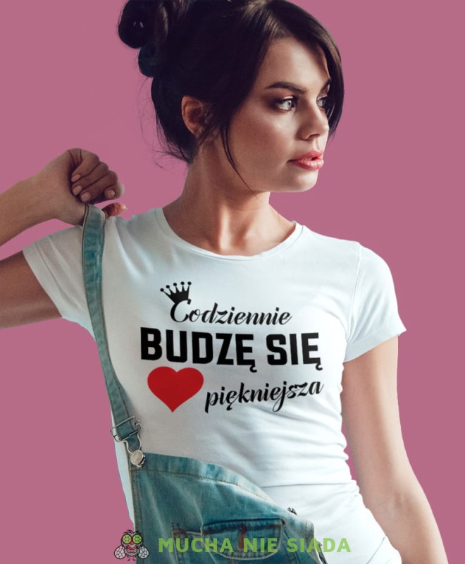 codziennie budzę się piękniejsza, biała damska koszulka z nadrukiem na prezent dla dziewczyny dla żony.jpg