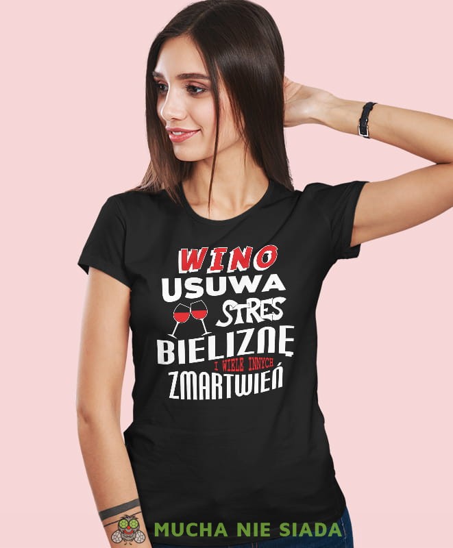 wino usuwa stres bieliznę i wiele innych zmartwień, czarna damska koszulka z nadrukiem, fajna koszulka, dla dziewczyny, dla żony, prezent, mucha nie siada.jpg