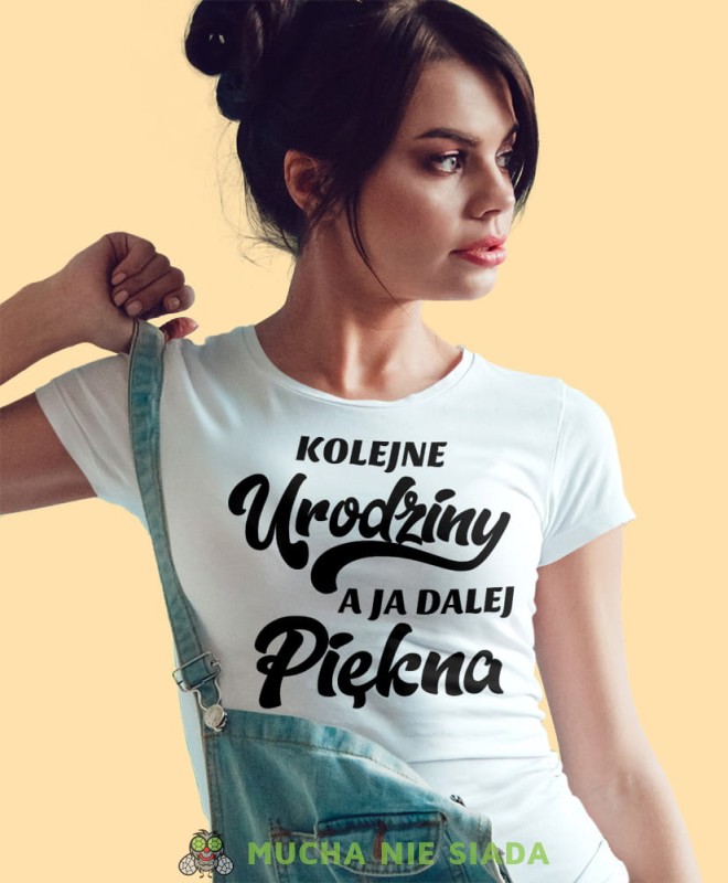 Kolejne urodziny a ja dalej piękna, biała damska koszulka urodzinowa z nadrukiem, na urodziny, na prezent, dla niej, mucha nie siada, mns.jpg