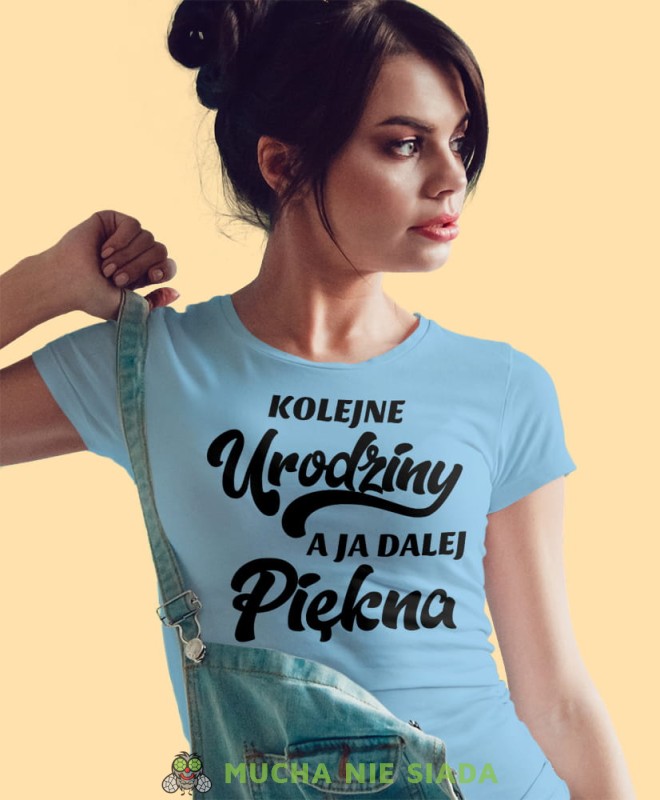 Kolejne urodziny a ja dalej piękna, jasnoniebieska damska koszulka urodzinowa z nadrukiem, na urodziny, na prezent, dla niej, mucha nie siada, mns.jpg