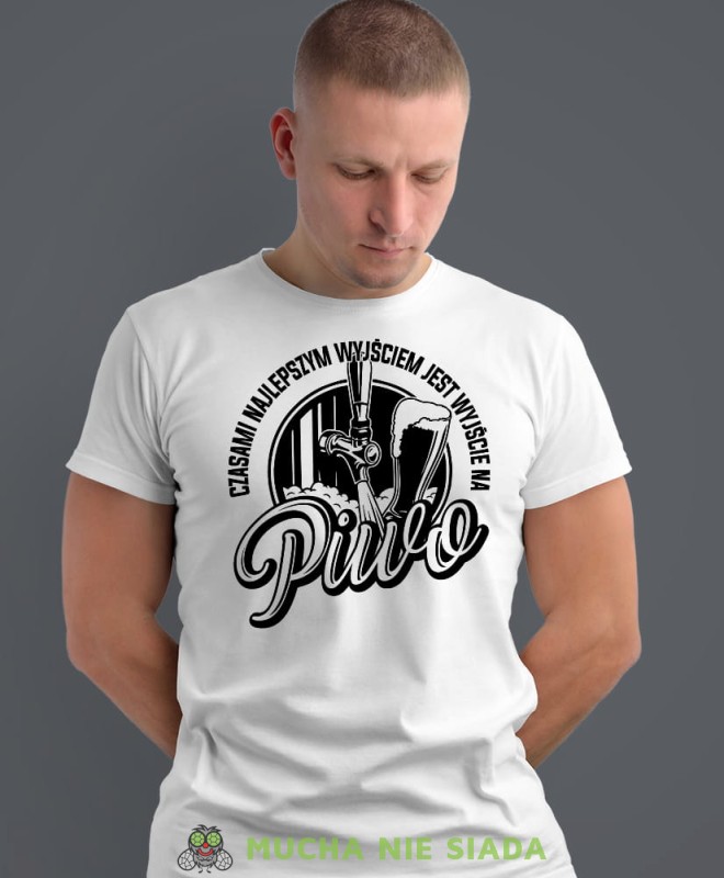 czasami najlepszym wyjściem jest wyjście na piwo, biała męska koszulka z nadrukiem na co dzień, na prezent, fajna koszulka.jpg